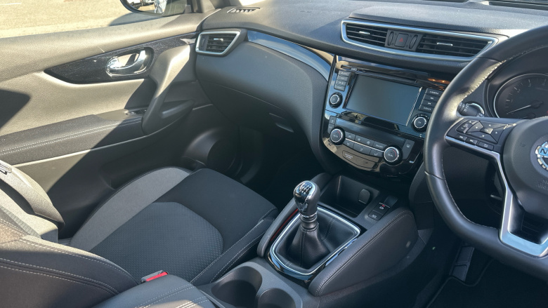 Nissan Qashqai 1.3 DiG-T N-Connecta 5dr [Glass Roof Pack] Petrol Hatchback